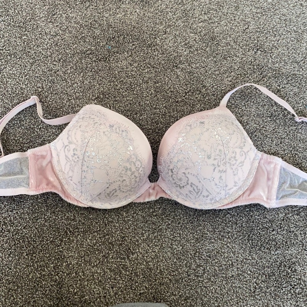 Victoria’s Secret bombshell push-up bra